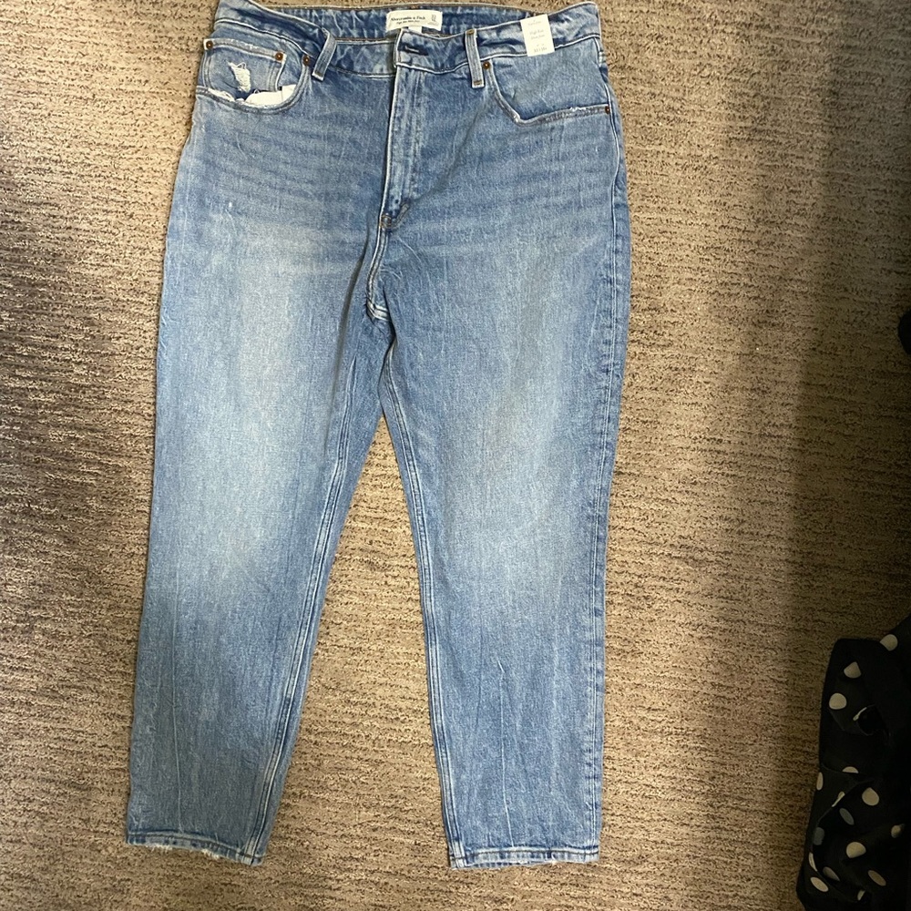 NEW WITH TAGS. A&F CURVE LOVE HIGH RISE MOM JEAN.